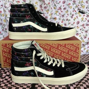Vans • Men’s Comfycush Sks-
Fatal Floral Black
VN0AZTNOBLK
Sneakers